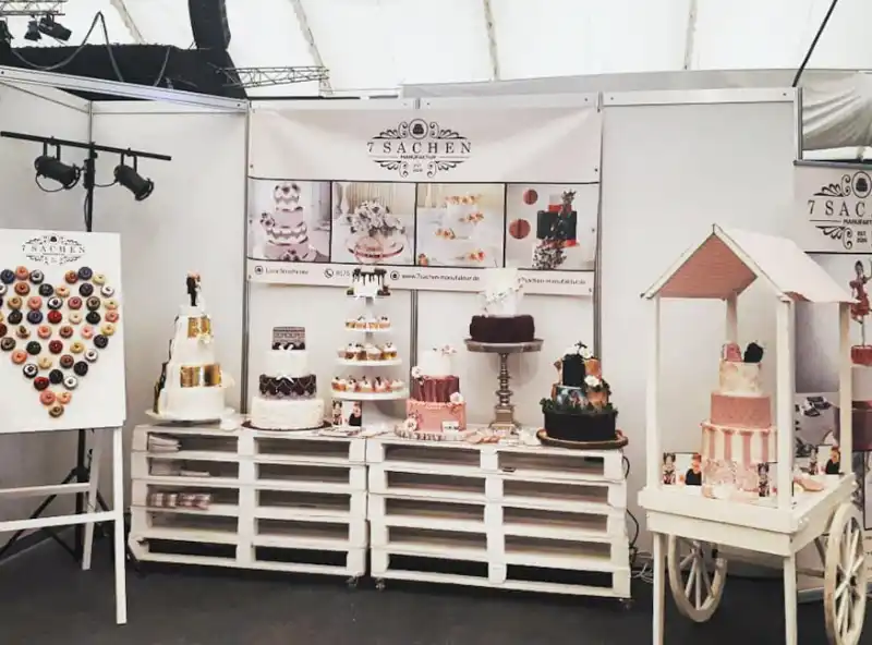 7 Sachen Manufaktur auf Hochzeitsmesse - Ausstellungsstand mit Torten, Buffets, Candy-Bar, Fotobüchern und persönlicher Beratung