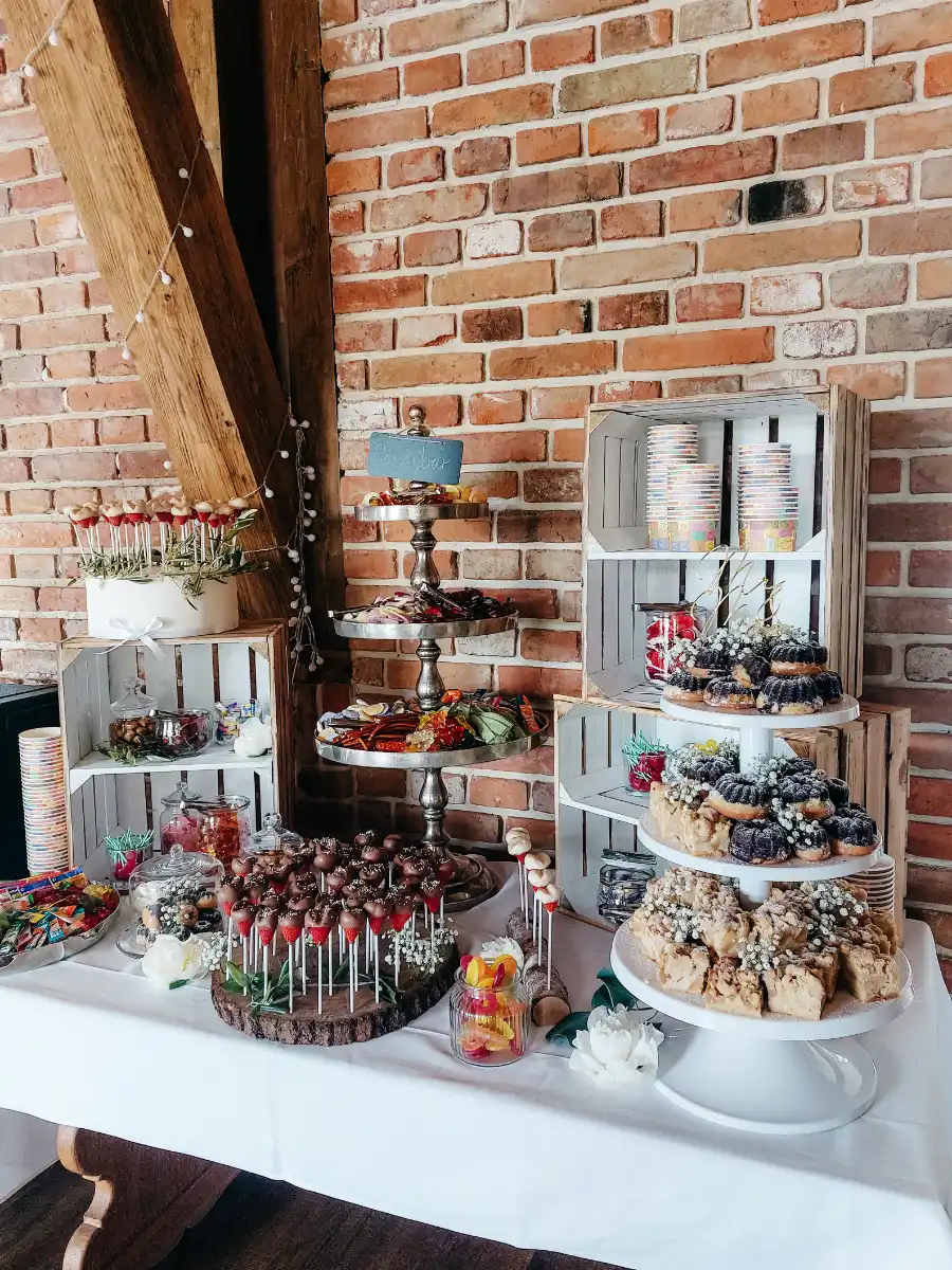 Candy Bar Buffet mit kleinen Kuchen, Cake Pops und süßen Überraschungen für Hochzeit oder Event, dekoriert von 7 Sachen Manufaktur.