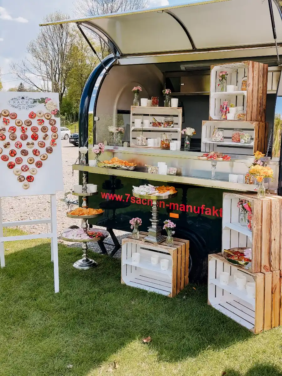 Eleganter Eventwagen mit Candy Bar aus einer anderen Perspektive, perfekt für Hochzeiten und Events.