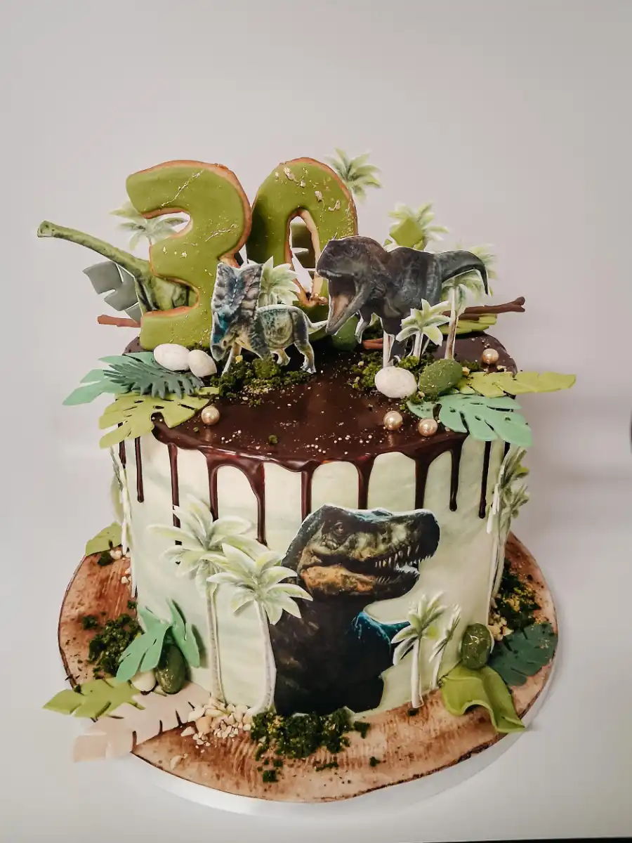 Geburtstagstorte zum 30. mit Dinosaurier-Motiv, modellierten Pflanzen, essbarer Zuckerzahl 30 und Dino-Druck aus Esspapier.