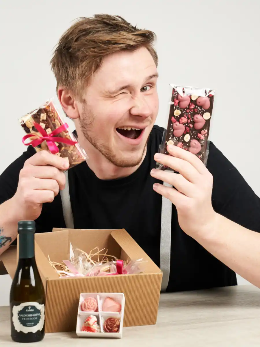 Geschenkbox mit Schokolade & Pralinen Geschenkbox mit handgemachter Schokolade, Pralinen und Prosecco – Genussbox für Feiern & Firmen