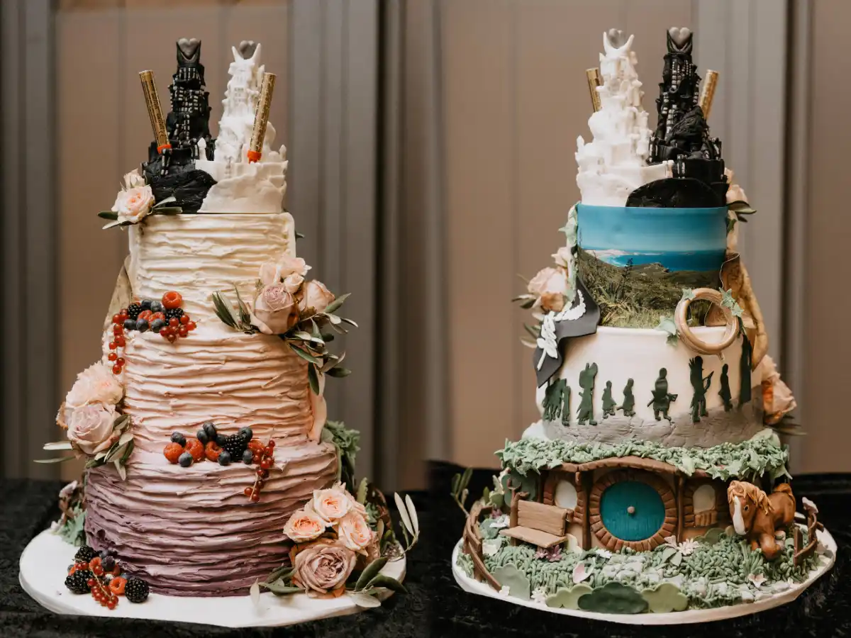 Hochzeitstorte mit zwei Seiten, elegant mit Beeren und Blüten sowie Herr-der-Ringe-Motiv, gestaltet für eine Feier auf Burg Sternberg im Extertal