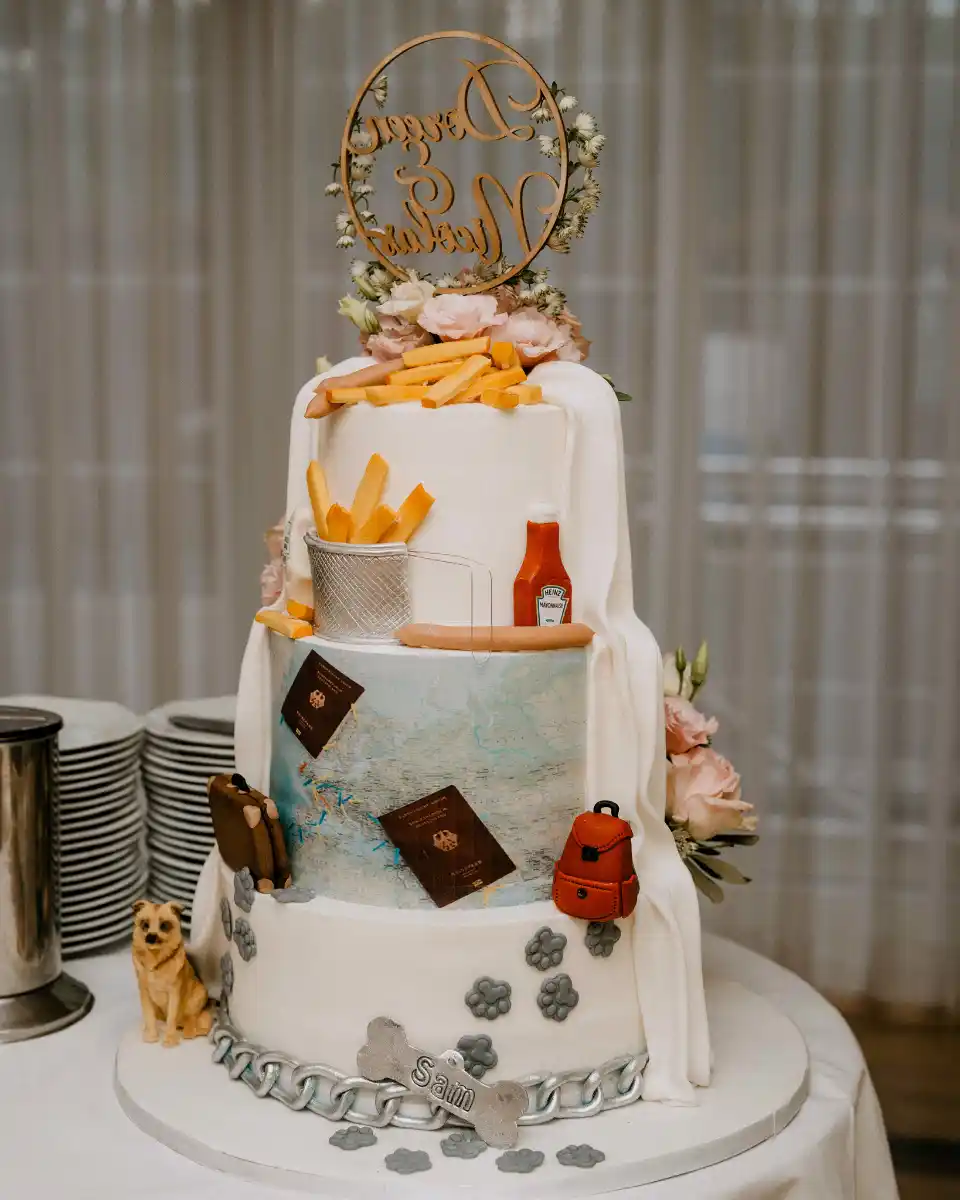 Hochzeitstorte mit zwei Gesichtern, moderne Seite mit kreativem Design, aufgenommen im Ententurm Steinhagen