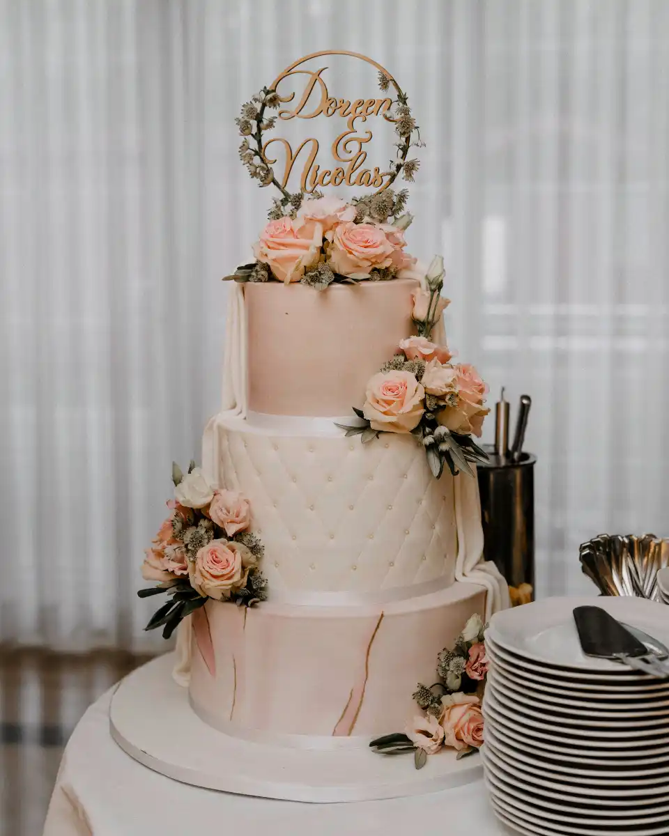 Hochzeitstorte mit zwei Gesichtern, elegante Seite mit klassischem Design, aufgenommen im Ententurm Steinhagen
