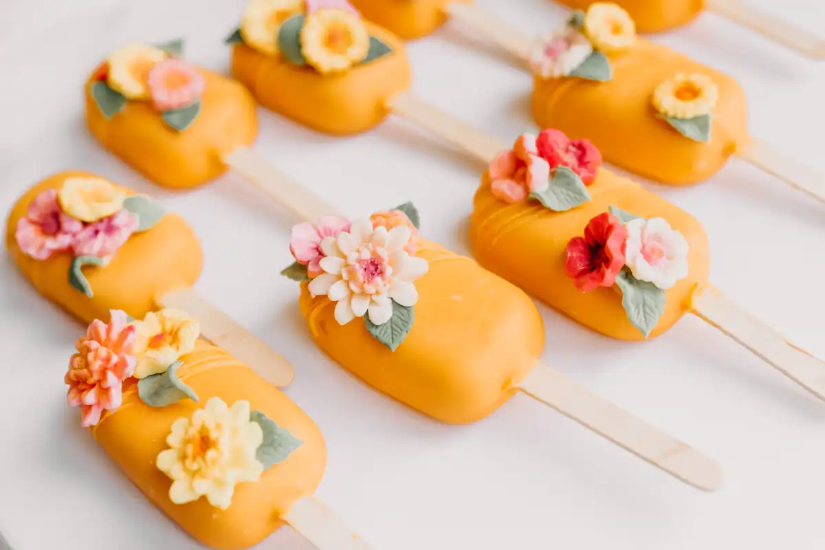 Kuchen am Stiel in farbenfroher Gestaltung beim Styled Shoot Gut Ostenwalde.