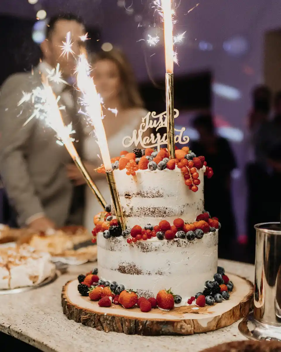 Naked Cake Hochzeitstorte mit Beeren, „Just Married“-Cake Topper und Tortenfontänen, von der 7 Sachen Manufaktur handgefertigt.