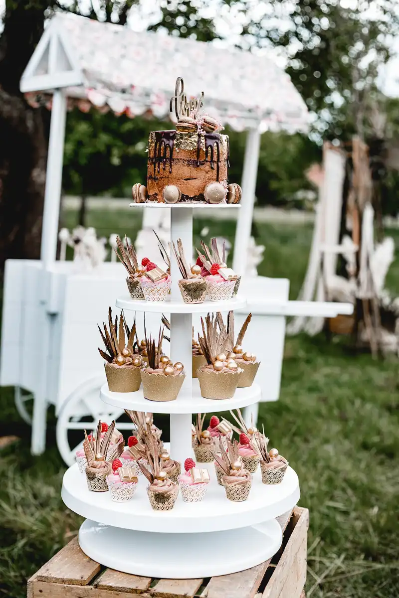 Drip Cake mit Macarons und goldene Cupcakes auf Etagere, dekoriert für Hochzeit oder Event von 7 Sachen Manufaktur.
