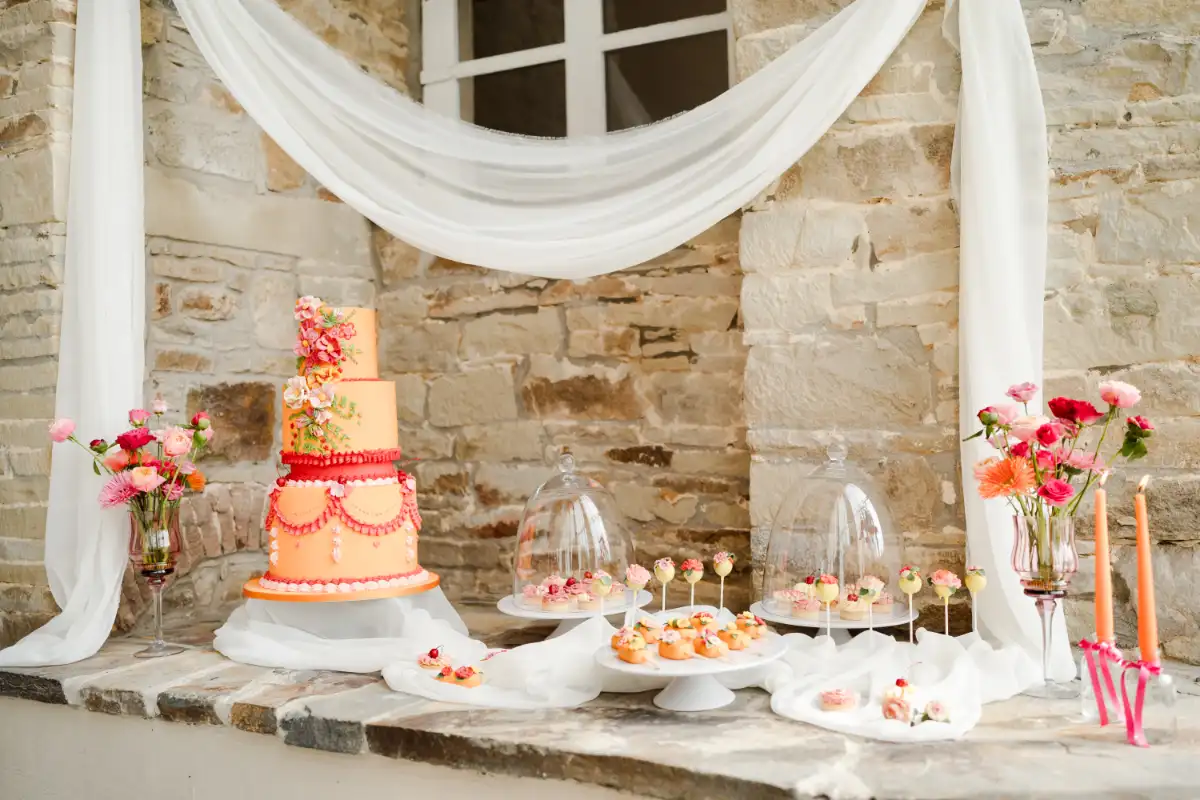 Sweet Table mit Hochzeitstorte, Donuts, Kuchen am Stiel und Cake Pops beim Styled Shoot Gut Ostenwalde.