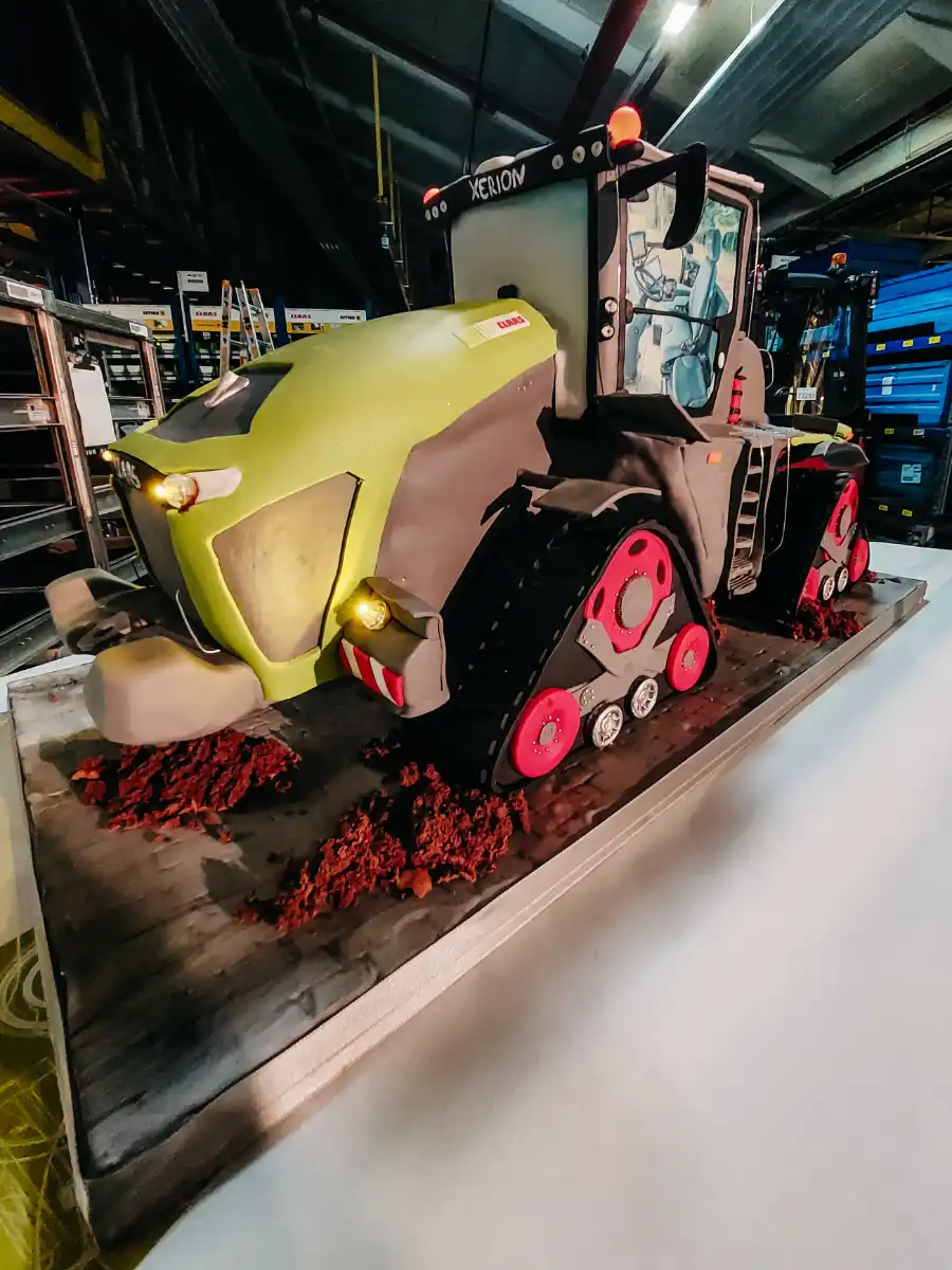 Eventtorte als Claas Xerion Traktor, detailreich modelliert für eine Firmenfeier von der 7 Sachen Manufaktur.